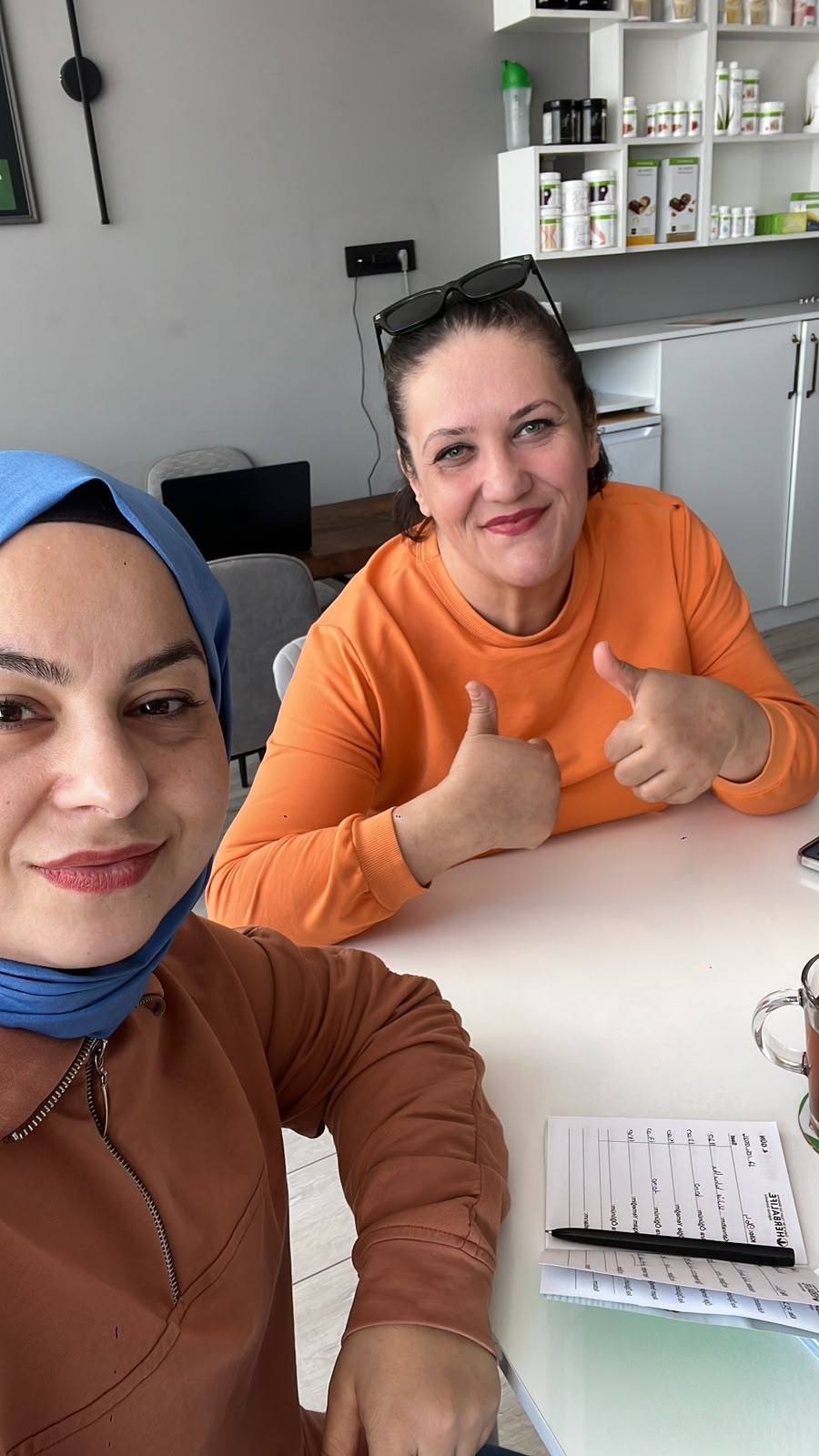 Öğün planlama defteri eşliğinde sohbet eden üyeler