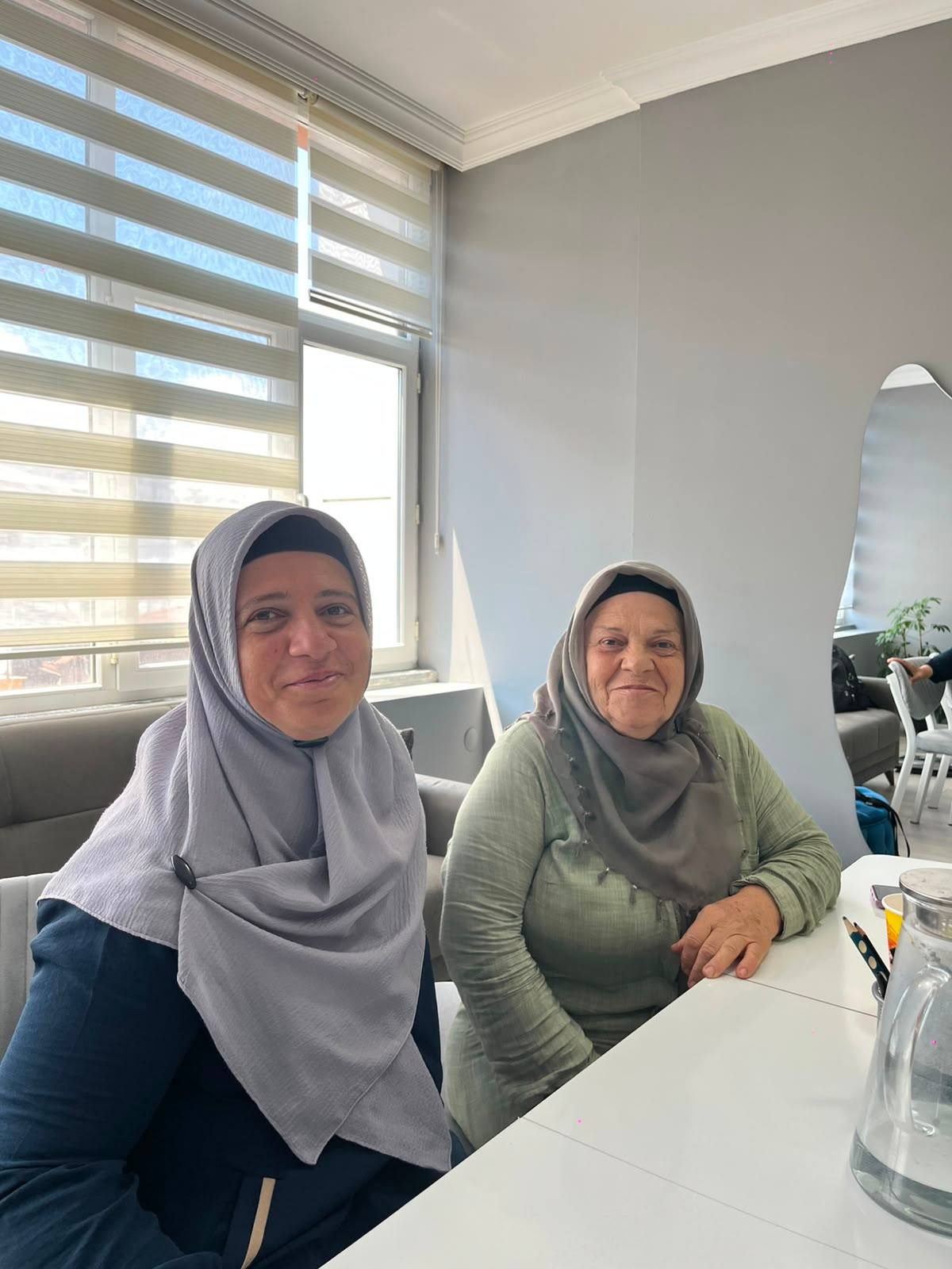 Kulübün oturma alanında iki üye